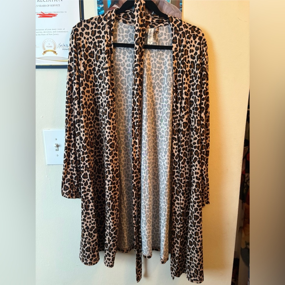 Chic Leopard Print Brown and Black Robe